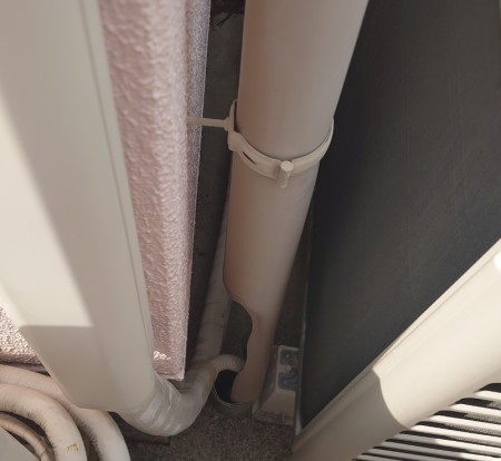 竪樋の割れ　補修前